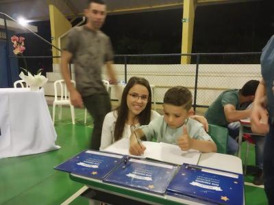 Noite de Autógrafos dos alunos do Jardim 2 da Escola Aluísio Maier foi um verdadeiro sucesso